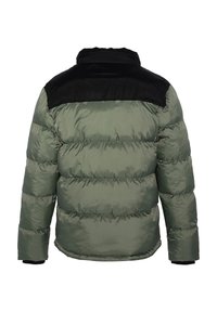 Zielona kurtka puchowa z czarnym materiałem na ramionach, z pikowanym wzorem i ściągaczami przy mankietach. Gładka tekstura, długość do połowy uda.