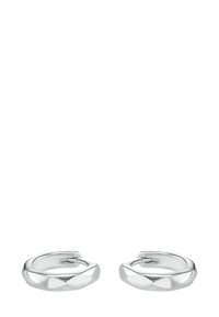 Orecchini a cerchio in argento con un design intrecciato a motivo diamante e una finitura liscia, realizzati in metallo leggero e dotati di un meccanismo di chiusura sicuro.