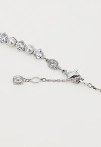 Bracelet en argent avec des perles rondes alternées et des strass transparents, équipé d'un fermoir en forme de homard et d'une chaîne ajustable.