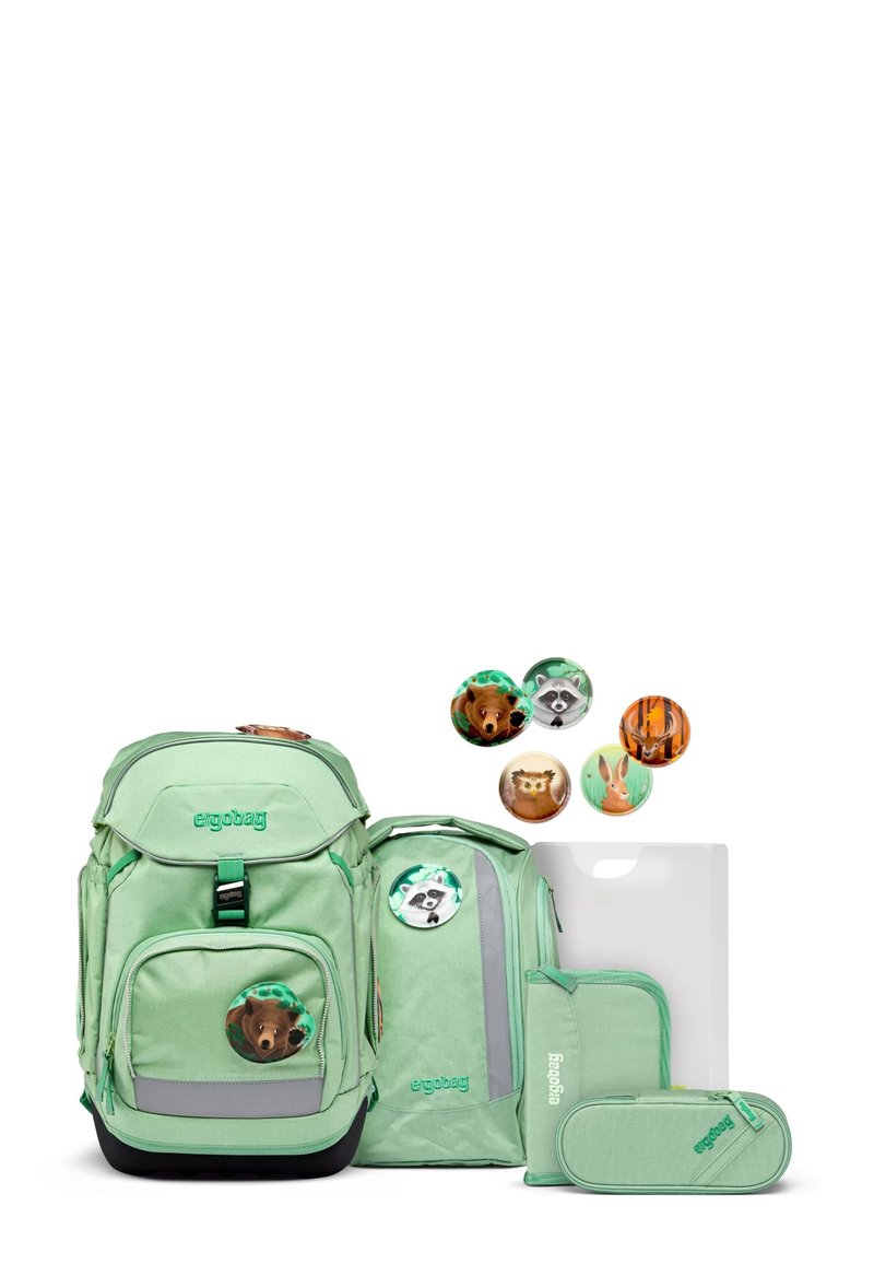 Zaino in tessuto verde con spalline regolabili, tasca frontale, spille a tema animale, astuccio coordinato e cartella, con dettagli riflettenti.