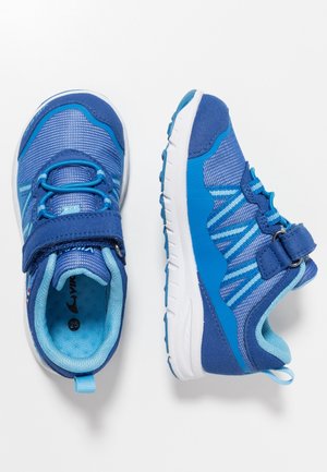Paar blaue Babysneaker mit weißen Sohlen, Mesh-Obermaterial, Klettverschlüssen und hellblauen Akzenten auf weißem Hintergrund.