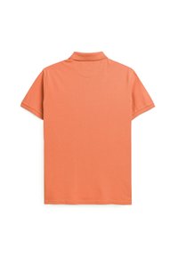 Polo a maniche corte in corallo, realizzato in tessuto morbido con colletto piatto e cuciture pulite. Design semplice, senza fantasie o decorazioni.