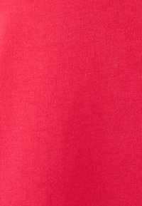 Textura de tela roja con patrón de punto fino, color uniforme sin defectos visibles ni adornos.