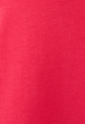 Trama di tessuto rosso con motivo a maglia fine, uniformemente colorata senza difetti visibili o decorazioni.