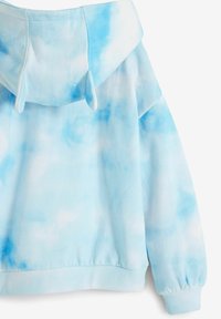 lichtblauwe hoodie van een zachte, gestructureerde stof met een tie-dye patroon in verschillende tinten blauw en wit. Inclusief een trekkoord capuchon.