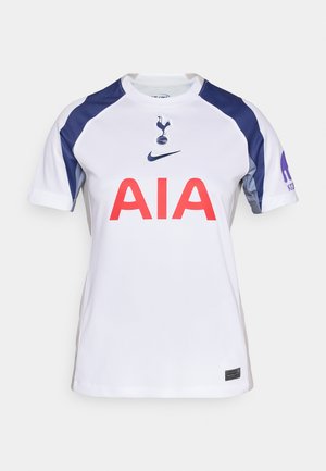 Baltas trumpomis rankovėmis futbolo marškinėliai su tamsiai mėlynomis detalėmis, apvalia iškirpte, dideliu raudonu "AIA" logotipu ir komandos herbu ant krūtinės.