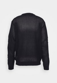 Pull noir en maille avec un motif ajouré, col rond, poignets et ourlet côtelés. Coupe décontractée, manches longues et finition texturée.