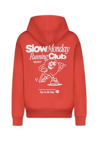 Rote Kapuzenjacke mit Kängurutasche, mit weißen Text und einer Cartoon-Grafik eines Renncharakters, mit gerippten Bündchen und Saum.