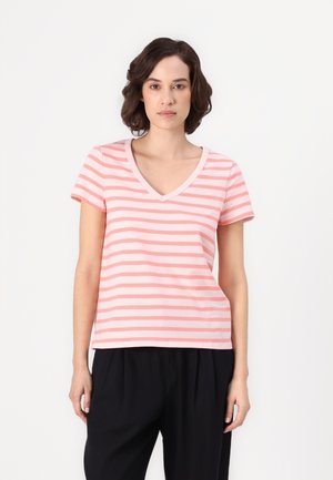 Rosa och vita randiga kortärmade V-ringad t-shirt i mjukt tyg, med en avslappnad passform och rak fåll. Svarta lösa byxor.