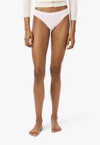 Lichtroze bikini-ondergoed met een zachte tailleband met een logo, gemaakt van rekbare stof, biedt een comfortabele pasvorm.