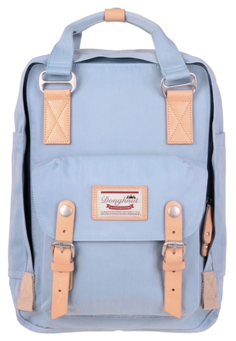 Mochila azul claro com detalhes em pele castanha, apresentando um bolso frontal, acessórios em metal e alças ajustáveis. Textura de tecido suave.