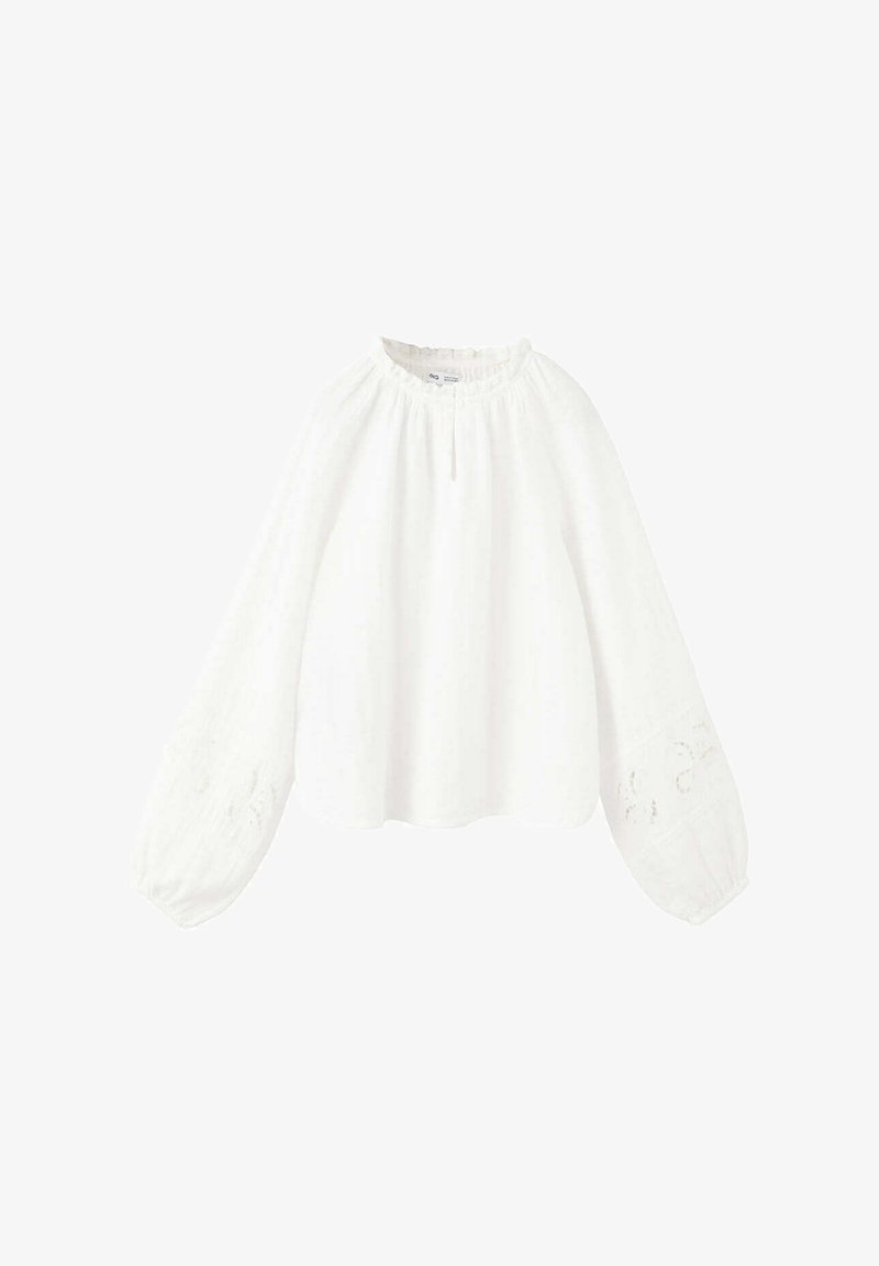 Blouse blanche à manches longues avec encolure froncée, manches ballon et broderie florale subtile près des poignets.
