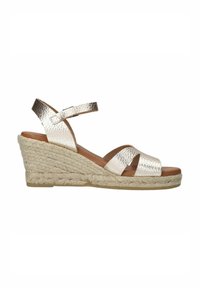 Wedge-sandalen met een metallic gouden nep leren bovenkant, gekruiste banden en een geweven jute hak. Glad bruine voetbed en rubberen loopzool.