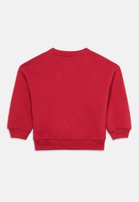 Κόκκινο μακρυμάνικο φούτερ με στρογγυλή λαιμόκοψη, ριμπ μανσέτες και στρίφωμα, εμφανιζόμενο από πίσω σε λευκό φόντο.