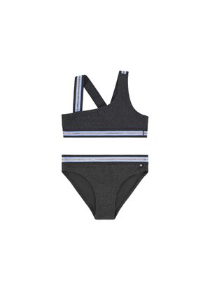 Ensemble bikini noir comprenant un haut asymétrique avec des bretelles croisées dans le dos et une finition texturée, associé à un bas taille basse avec des accents rayés.