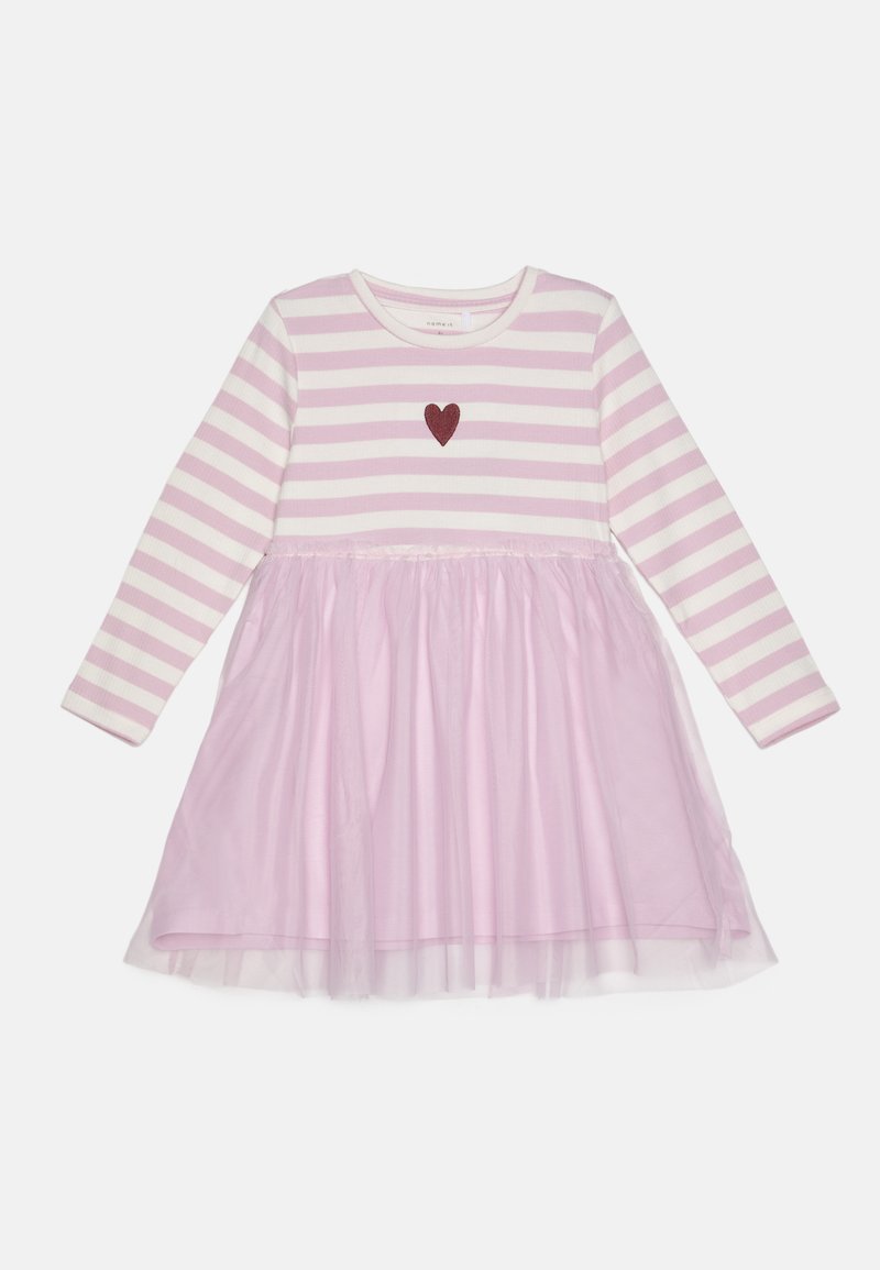 Un vestido de manga larga a rayas rosas con un detalle de corazón rojo brillante en el pecho y una falda de tul. Tejido suave, ajuste relajado.