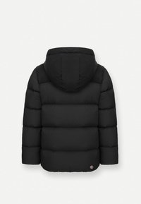 Melnā pūkainā jaka ar kapuci, ar quilted dizainu un logotipa detaļu apakšējā malā. Gluda materiāla ar nedaudz spīdīgu apdari.