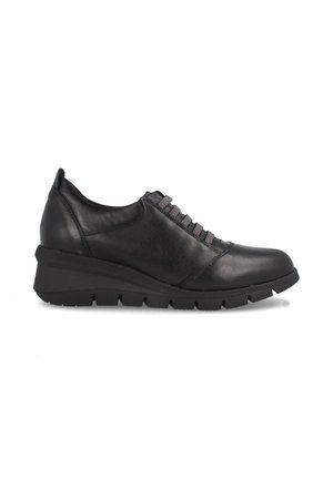 Zapato de cuero negro con punta redondeada, tacón cuña bajo y cordones texturizados. Presenta un acabado suave y una suela de goma flexible.