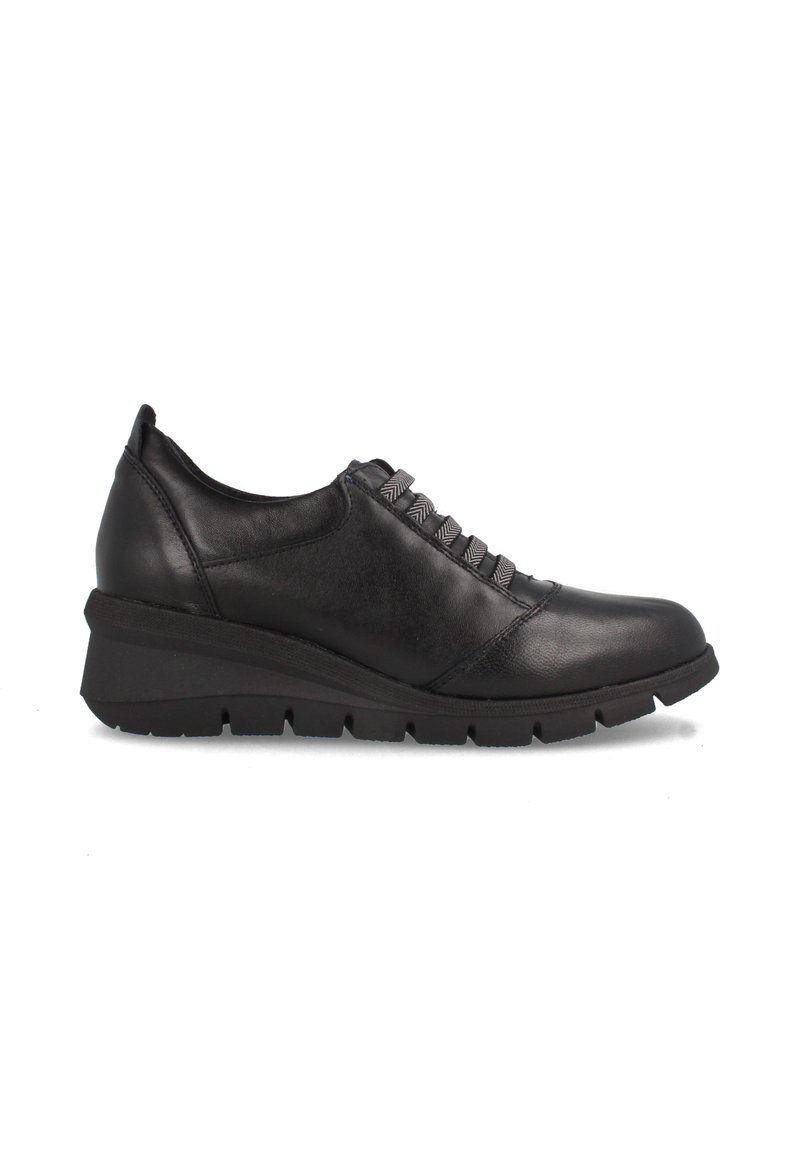 Zapato de cuero negro con punta redondeada, tacón cuña bajo y cordones texturizados. Presenta un acabado suave y una suela de goma flexible.