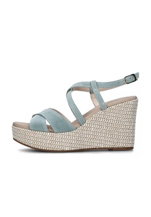 Sandalo a zeppa con tomaia in suede azzurro chiaro, cinturini incrociati, cinturino alla caviglia regolabile e una piattaforma tessuta strutturata con accenti beige.