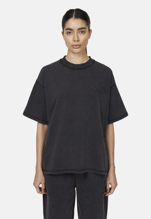 - T-shirt z nadrukiem