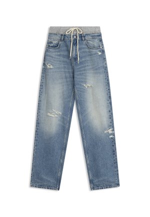 Jean bleu clair délavé avec une taille élastique grise et un cordon de serrage blanc, doté de poches avant et d'une coupe décontractée.