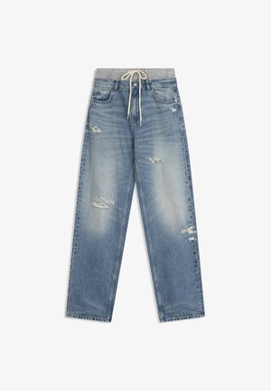 Vaqueros azul claro desgastados con una cintura elástica gris y cordón blanco, con bolsillos delanteros y un ajuste relajado.