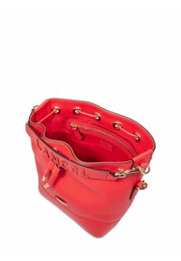 Sac seau rouge avec texture granuleuse, accents en métal doré, logo sur la sangle et une fermeture à cordon. L'intérieur possède une poche zippée.