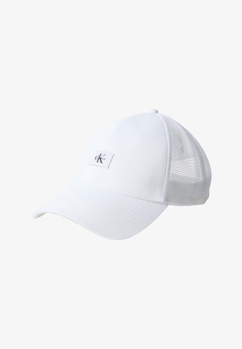 Άσπρο καπελάκι μπέιζμπολ με πλέγμα στην πίσω πλευρά και ένα μικρό ορθογώνιο λογότυπο με τις λέξεις "cK Calvin Klein" στο εμπρόσθιο μέρος.