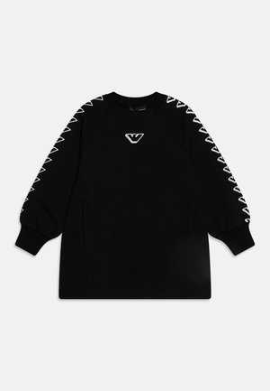 Sudadera negra con cuello redondo, puños acanalados y patrones triangulares blancos a lo largo de las mangas. Presenta un logo central en el pecho.