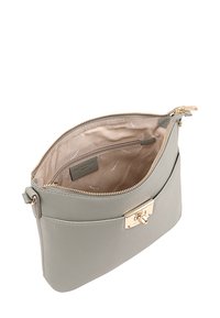 Lichtgrijze leren handtas met een gouden sluiting, voorzien van een ritsopening en een gladde binnenvoering, ontworpen voor compacte opslag.