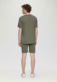 QS Pantalones deportivos - olivgrün