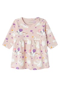 Abito lungo a maniche lunghe rosa chiaro con vita arricciata, decorato con una stampa di cigni accompagnati da palloncini e corone, e rifinito con fiori viola.