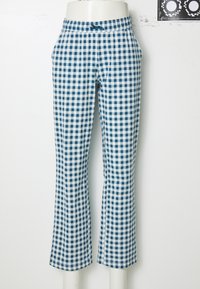Calças em padrão xadrez azul e branco com um corte descontraído, cintura elástica, pernas ajustadas e um tecido liso e leve. Sem bolsos visíveis.