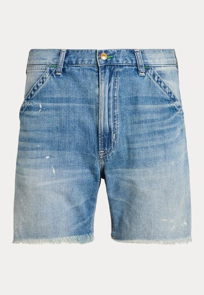 Shorts de mezclilla azul con un dobladillo deshilachado, con un lavado desgastado, ligera distorsión y diseño de cinco bolsillos con un cierre de botón metálico.