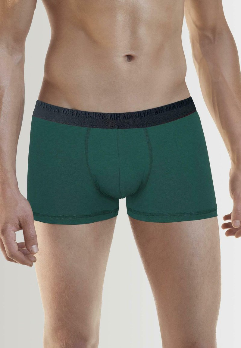 Zielone bawełniane bokserki z czarnym elastycznym paskiem wytłoczonym logo. Gładka faktura i dopasowany krój zapewniający komfort.