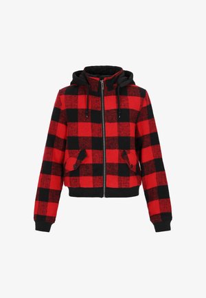 Jachetă cu glugă în carouri roșii și negre, design scurt, închidere cu fermoar, două buzunare frontale, manșete și tiv negre, material texturat.