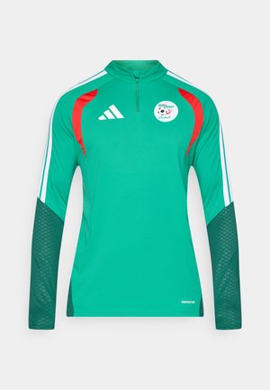 Groene lange mouw sporttrui met een hoge kraag, rode schouderaccenten, witte Adidas-strepen en een rond logo met een voetbalsymbool.