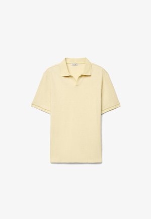 Polo jaune clair à manches courtes avec tissu texturé et col à revers, présenté à plat sur un fond blanc.