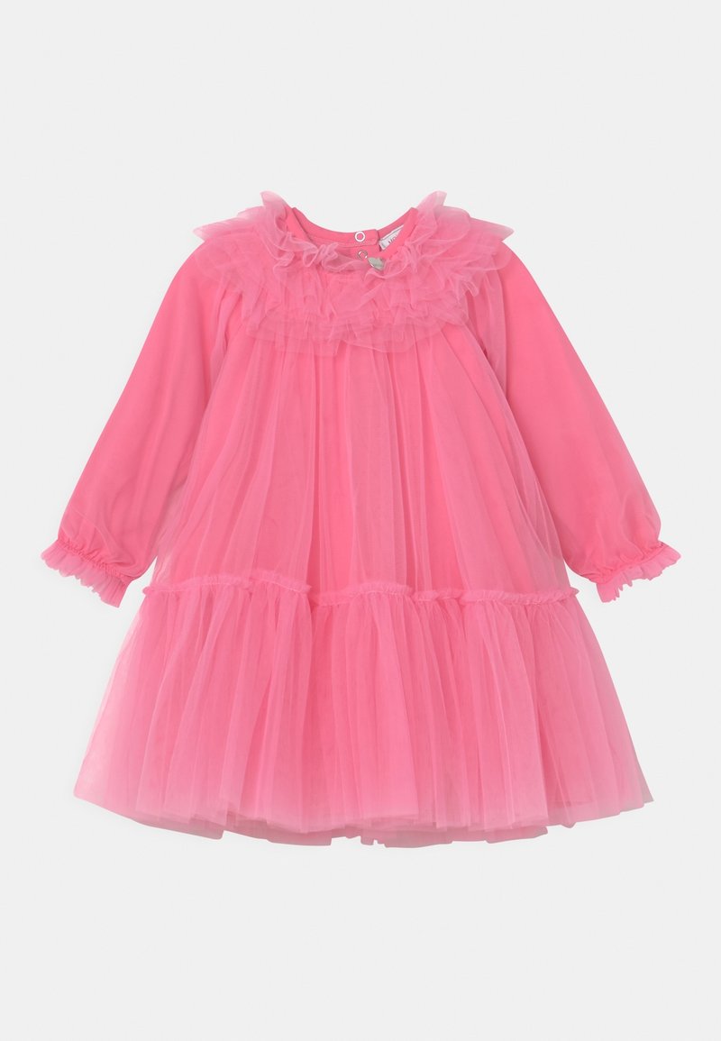 Robe en tulle rose avec des manches longues, un col froncé et une jupe superposée. Le tissu est léger avec une texture transparente.