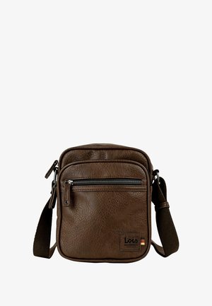 Bolso bandolera de cuero marrón con un acabado texturizado, cuenta con un bolsillo frontal con cremallera y una correa de tela ajustable. Parche con el logo en el lateral.