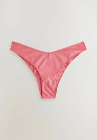Roze bikini-achtige damesondergoed plat gelegd op een lichte achtergrond, met de voorkant en eenvoudige naaddetails zichtbaar.