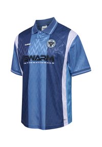 Plava nogometna majica s tamnim i svijetlim okomitim prugama, bijelim bočnim panelima, ovratnikom i logotipima Hummel i Swarm Internationals.
