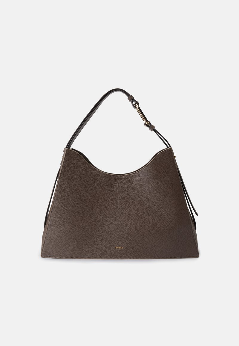 Sac à épaule en cuir brun texturé avec une forme arrondie, une seule sangle réglable et un logo doré subtil sur le devant.