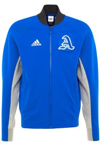 Chaqueta azul con cremallera y cuello negro, mangas grises, logo de Adidas y un parche bordado con la letra "A" en el pecho. Tiene bolsillos laterales.