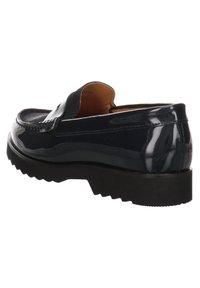 Mocassin en cuir verni marine avec une sangle noire texturée et une semelle en caoutchouc épaisse, présentant des détails de couture le long des bords.