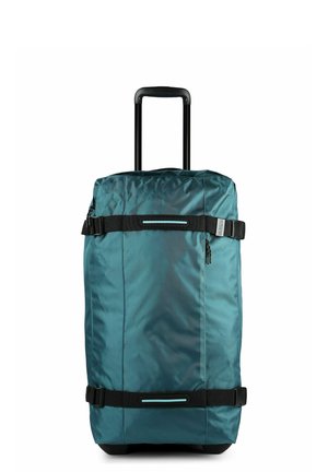 Bolsa de viaje con ruedas de color azul verdoso, correas negras ajustables, bolsillo lateral con cremallera y asa extensible negra.