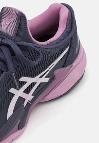Asics tenisice za trčanje u tamnoplavoj i ljubičastoj boji. Mrežasti gornji dio s bijelim logotipom, teksturirane detalje, podstavljeni ovratnik i ružičasta gumena potplat.