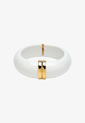 Witte chunky armband met een gouden dubbele band detail en een kleine gouden scharnier sluiting.