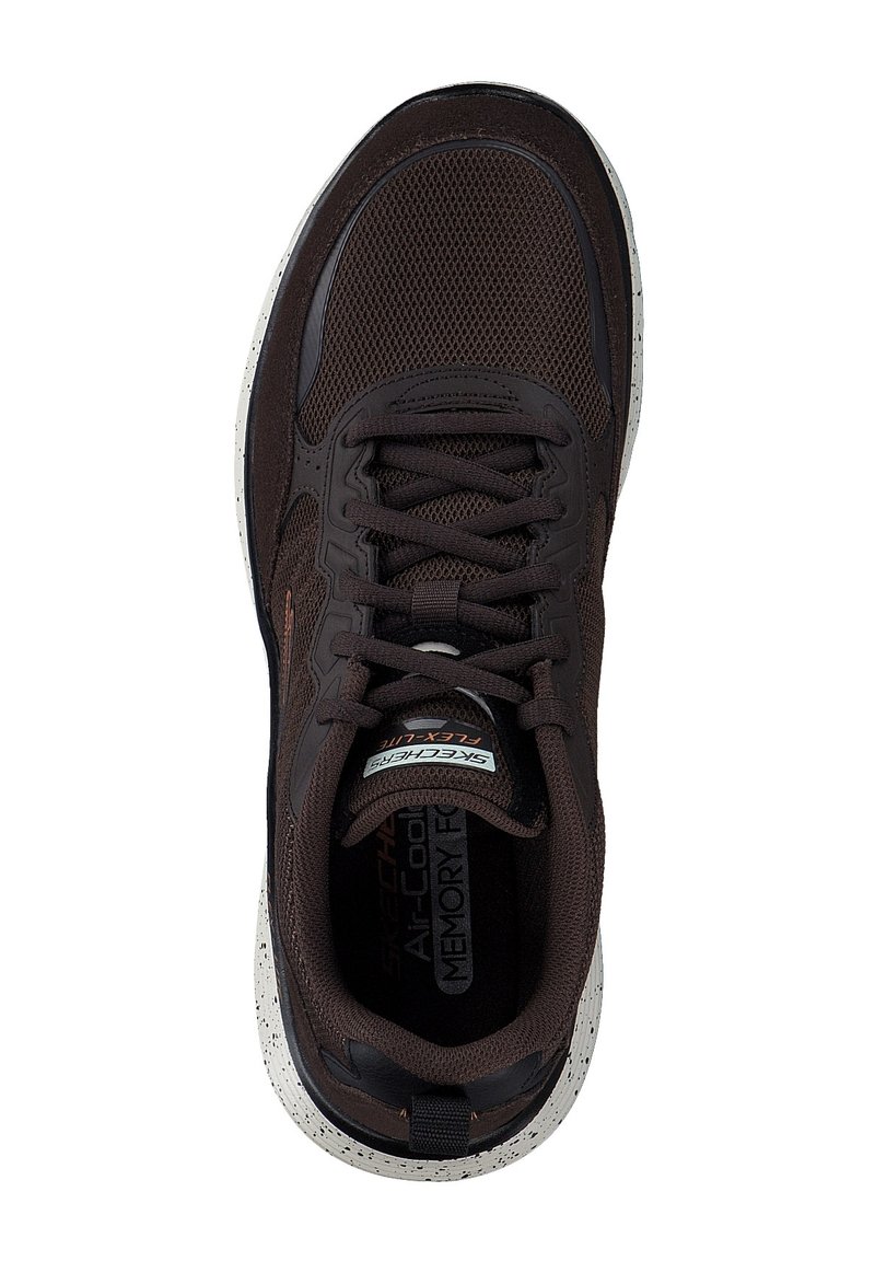 Zapatilla Skechers de color marrón oscuro con parte superior de malla y ante, suela blanca salpicada de negro, diseño de cordones y plantilla de espuma memoria.